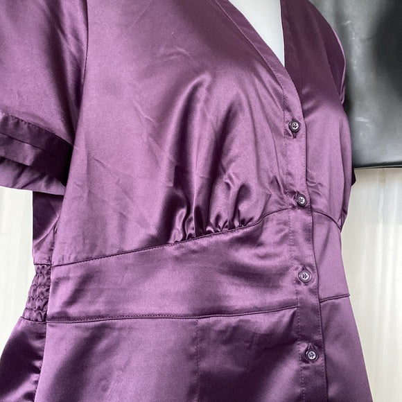 REDUCED! H&M short sleeves V-Neckline, button down blouse silky fabric Size 14