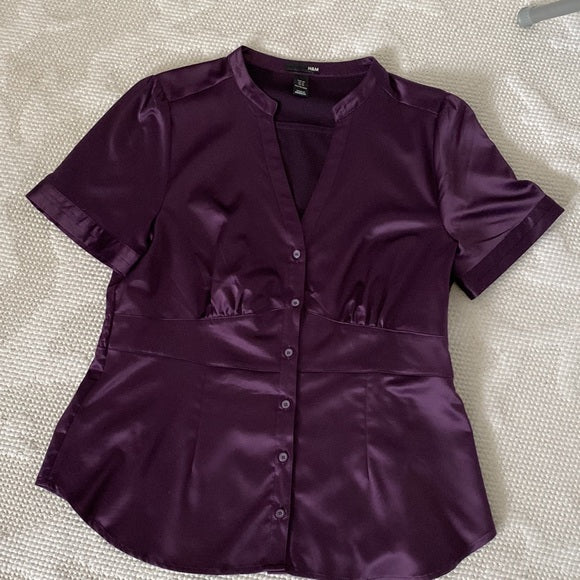 REDUCED! H&M short sleeves V-Neckline, button down blouse silky fabric Size 14