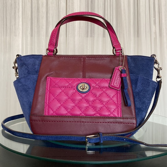 Coach Park mini leather/suede, quilted pocket! Crossbody ajustable straps bag