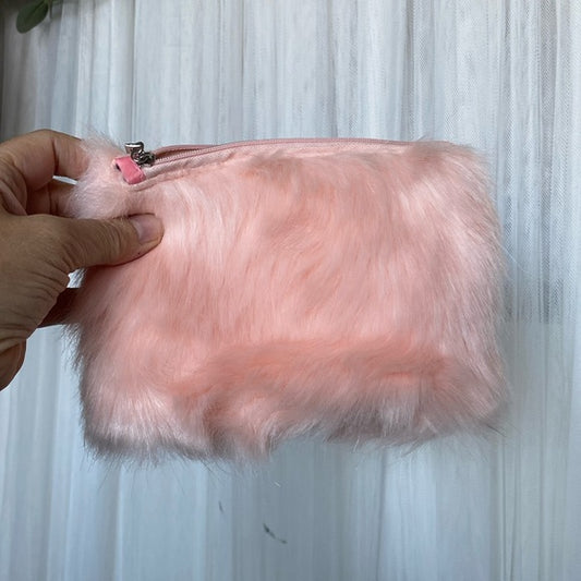 Dans un jardin make-up bag, blush pink, faux fur, zip brand new! Size 7.5”x 5.5”