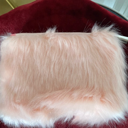 Dans un jardin make-up bag, blush pink, faux fur, zip brand new! Size 7.5”x 5.5”